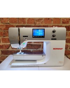 Pre-owned Bernina 750QE-1