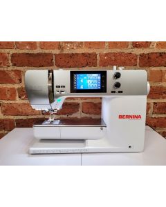 Pre-owned Bernina 570QE-24